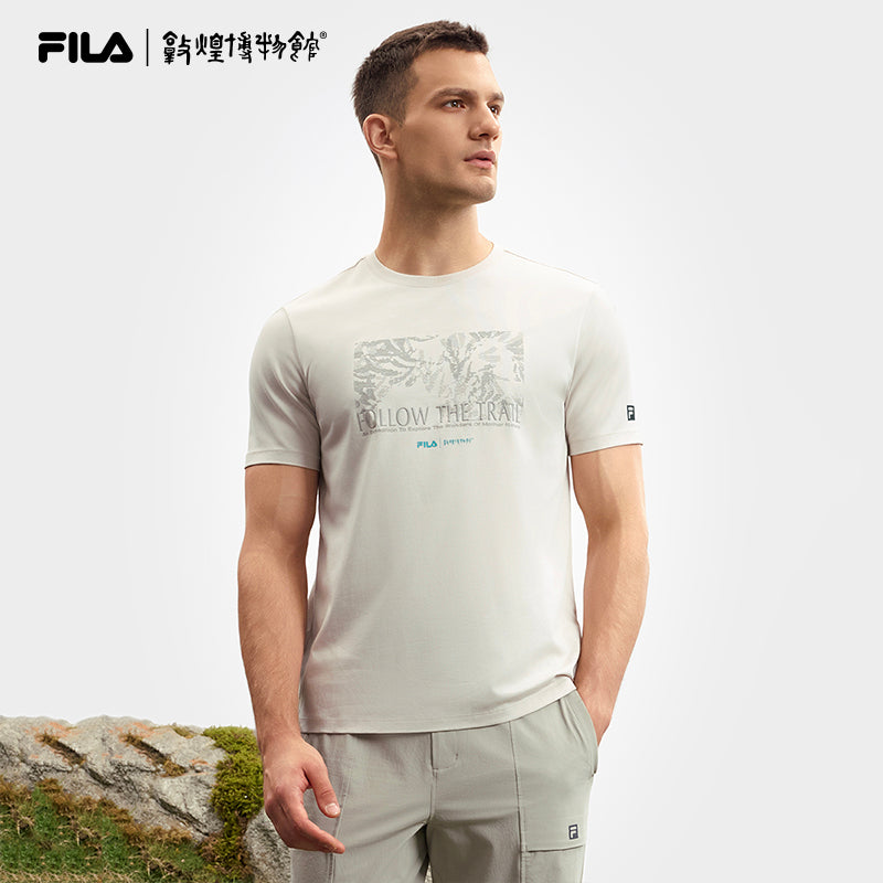 FILA CORE ATHLETICS EXPLORE X DUNHUANG MUSEUM Men Short Sleeves T-Shirt (Beige)